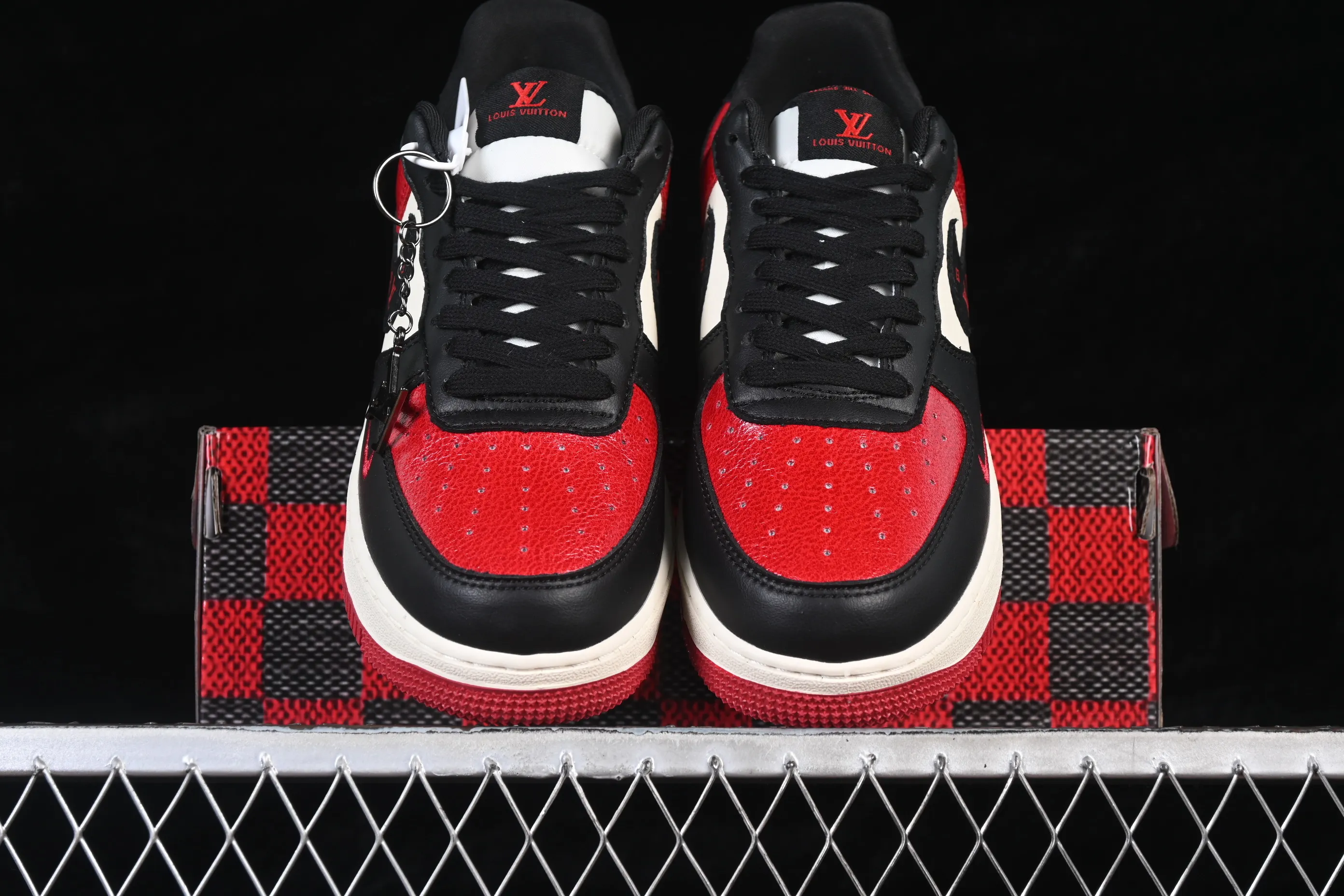 All categories Nk Air Force 1 Air Force series Nk Air Force 1 Low Air Force low-top Nike Air Force 1'07 Low limited edition red and black color matching Air Force 1 low-top casual sneakers KD1688-007